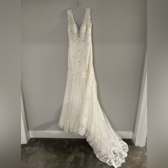 NWT Stella York 5922 Beaded Lace Ivory Backless Wedding Dress, size 4 - Picture 2 of 11